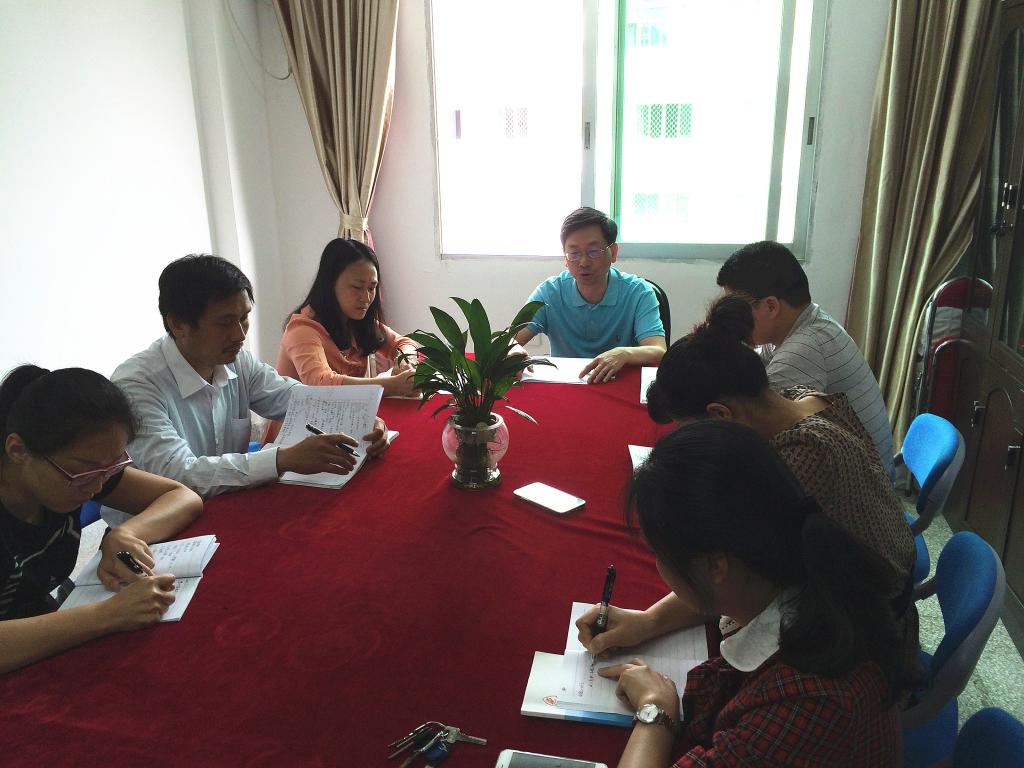 院长在传达校长办公会议精神