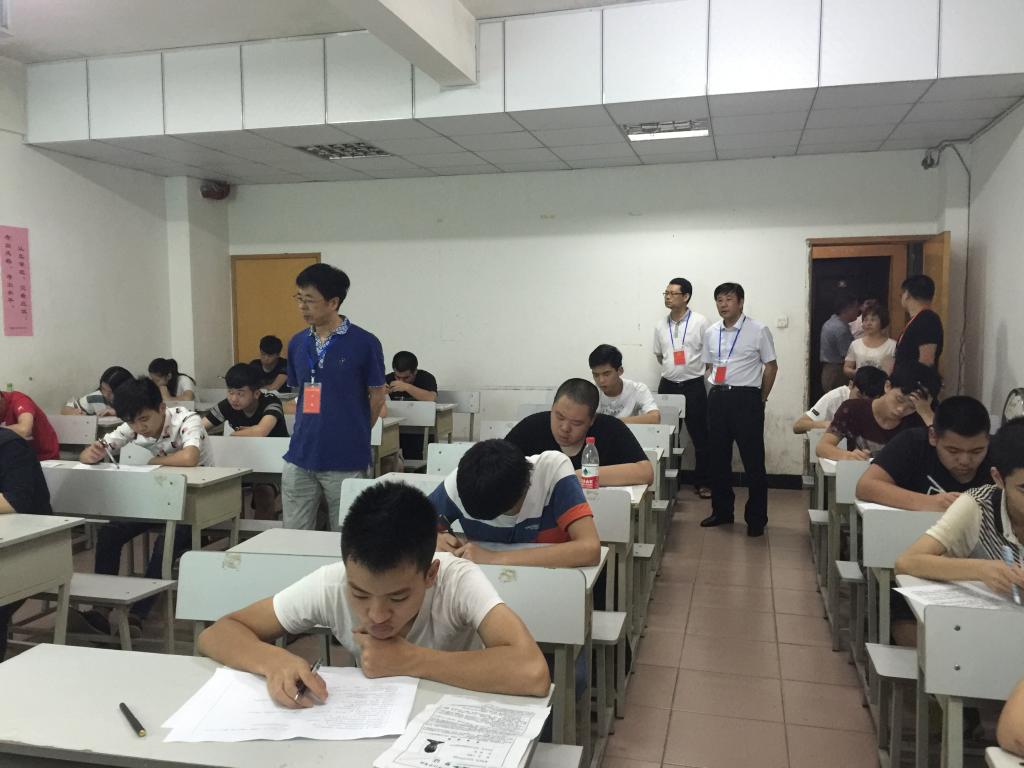 林彼灵处长巡视考场